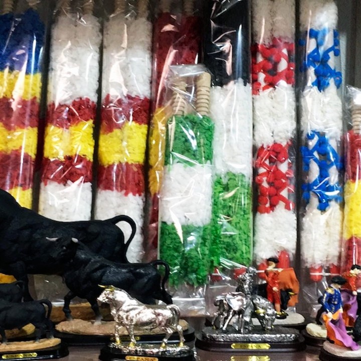 Banderillas da torero autentiche con decorazioni di carta colorata