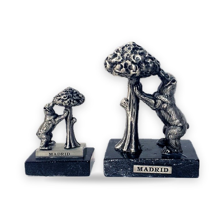 Figura del Oso y el Madroño de metal sobre peana de mármol