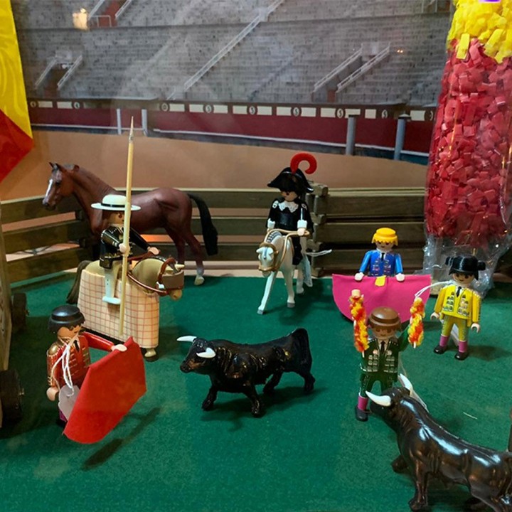 Playmobil-Figur Torero im gelben Torerokostüm – Ansicht 2