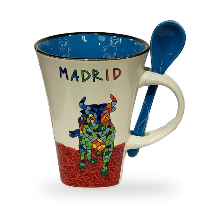 Caneca com colher e touro em mosaico de Madrid – vista 2