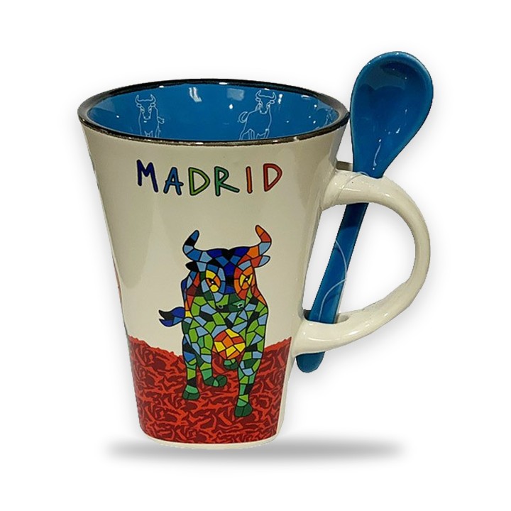 Taza con cuchara y toro en mosaico de Madrid – vista 2