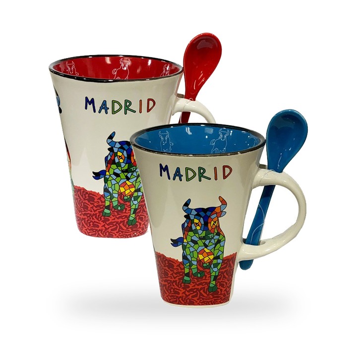 Caneca de cerâmica com colher e touro em mosaico de Madrid