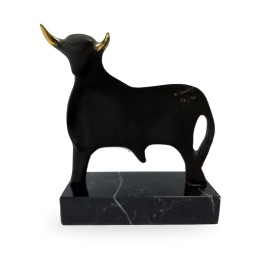 Scultura di toro in bronzo con corna dorate su base