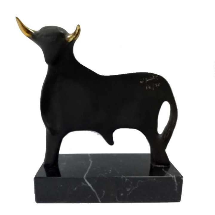 Toro en Peana con cuernos dorados