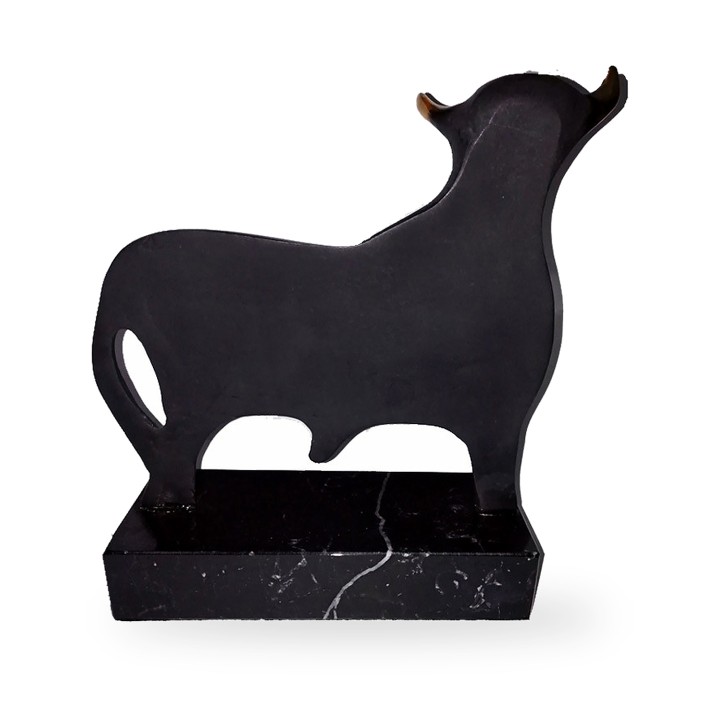 Escultura de touro em bronze com hastes douradas – vista 2