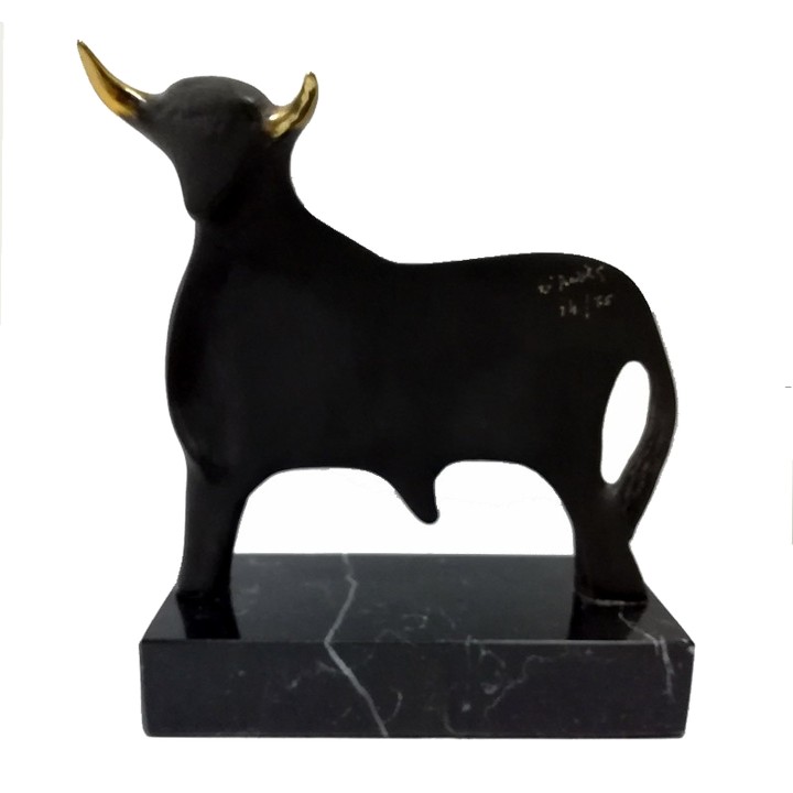 Stierskulptur aus Bronze mit goldenen Hörnern – Ansicht 4