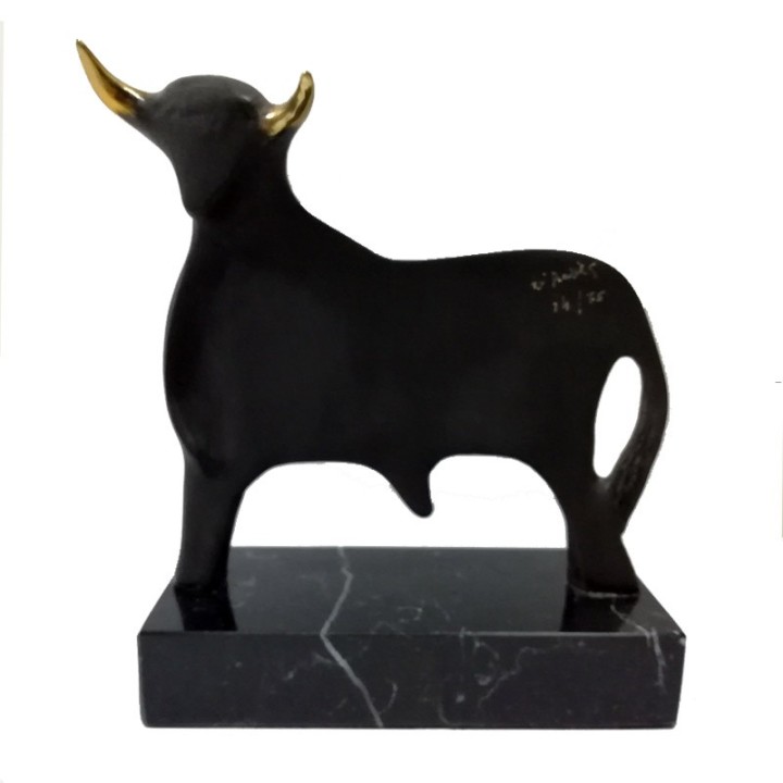 Toro en Peana con cuernos dorados