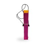 Cuelga abanico plateado en uso, con un abanico fucsia y amarillo colgado