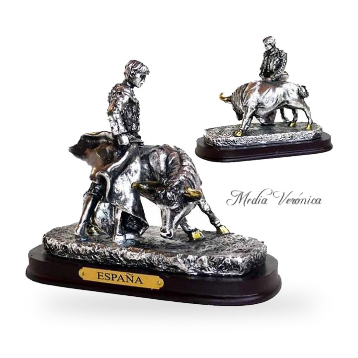 Statuetta di torero e toro in una verónica, argentata