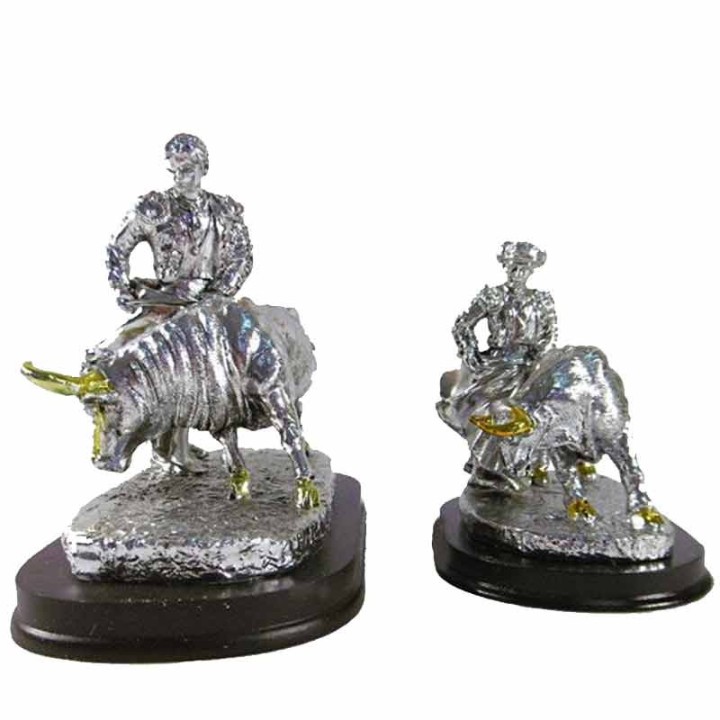 Figura taurina torero y toro pase de veronica plateada sobre peana de madera souvenir de Espana - ZiNGS