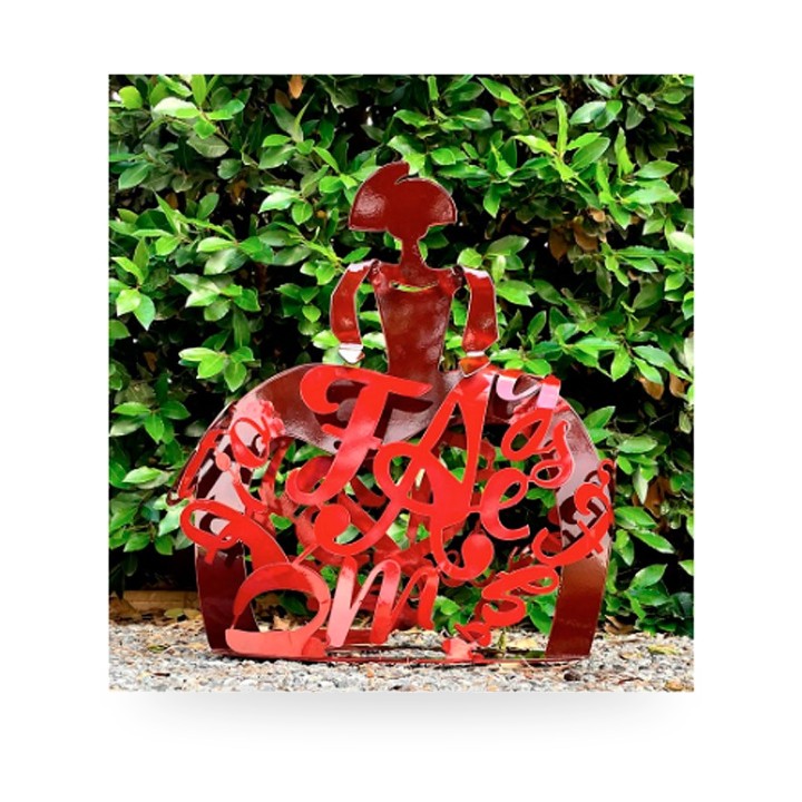 Menina-Skulptur aus Schmiedeeisen, Modell Texto in Rot – Ansicht 2