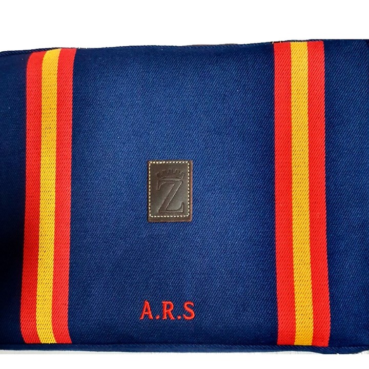 Cuscino da arena blu con due bandiere spagnole personalizzato – vista 3