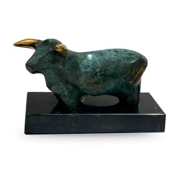 Stierfigur aus Bronze auf Sockel – Ansicht 2