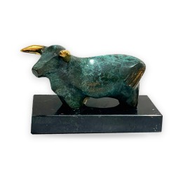 Figura de toro de bronce sobre peana – vista 2