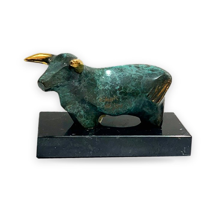 Figura de toro de bronce sobre peana – vista 2
