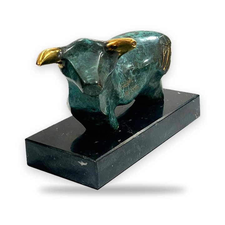 Figura de toro de bronce sobre peana – vista 3