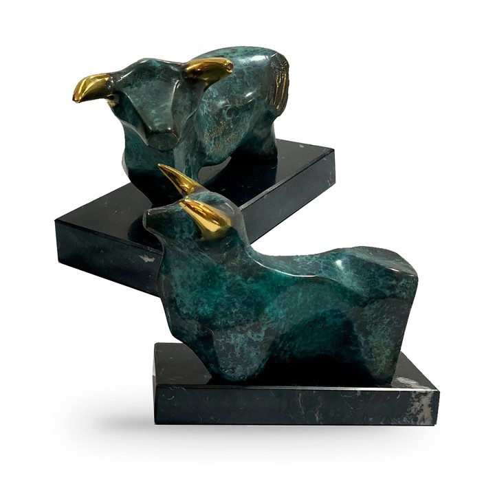 Stierfigur auf Sockel, Bronzeskulptur von Pedro de Andrés