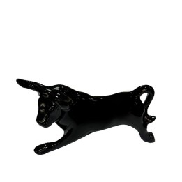 Toro de porcelana embistiendo