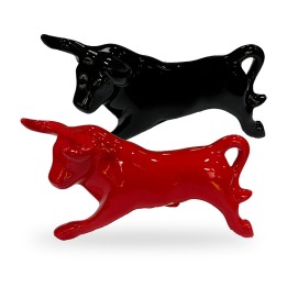Figur angreifender Stier aus Porzellan von Barcino