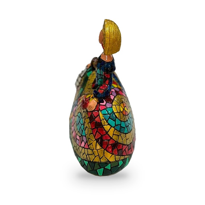 Figura de Menina em resina estilo mosaico – vista 3