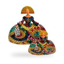 Figura de Menina em resina estilo mosaico da Olé Mosaic