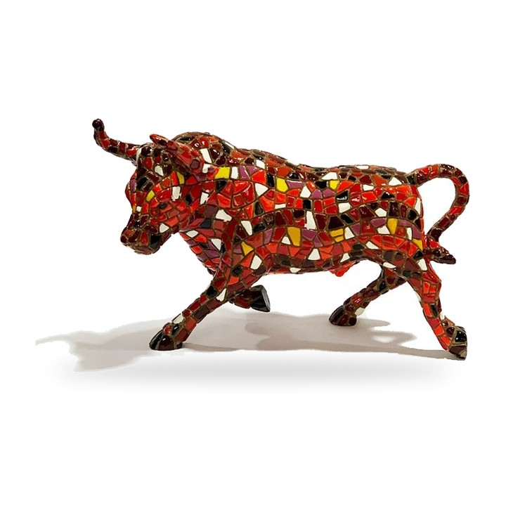 Stierfigur im orangefarbenen Mosaik von Barcino, Trencadís-Stil