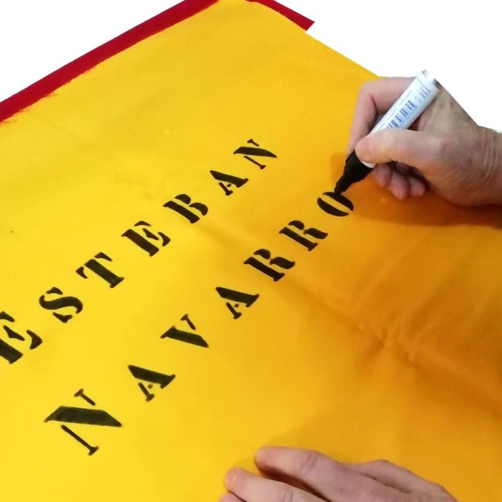 Muleta de tourear profissional personalizada com nome no tecido amarelo