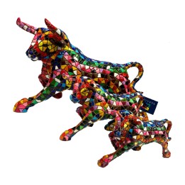 Figura de touro bravo a galope em mosaico multicolor da Barcino