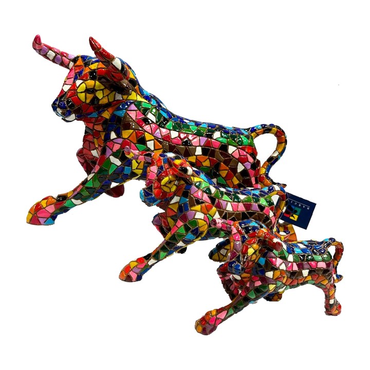 Figura de touro bravo a galope em mosaico multicolor da Barcino