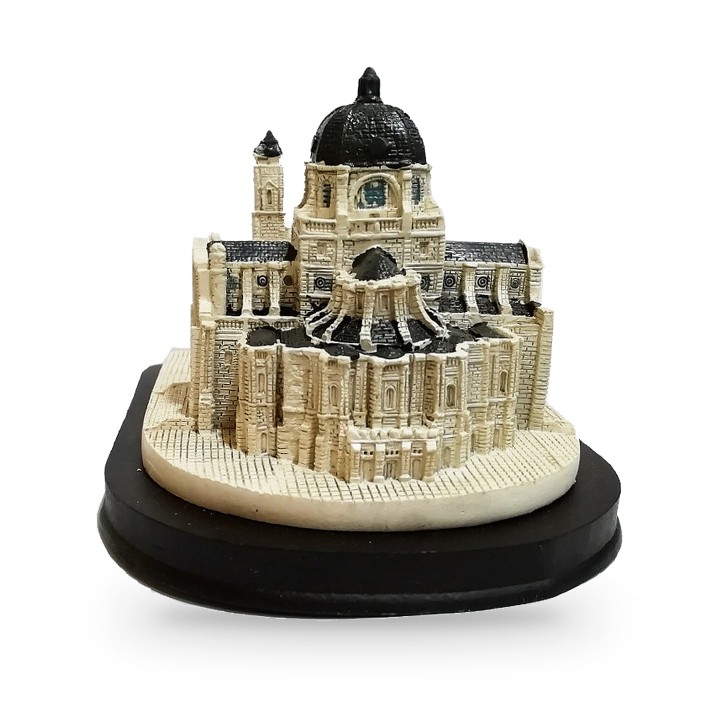 Riproduzione della cattedrale dell'Almudena di Madrid in resina, 12 cm