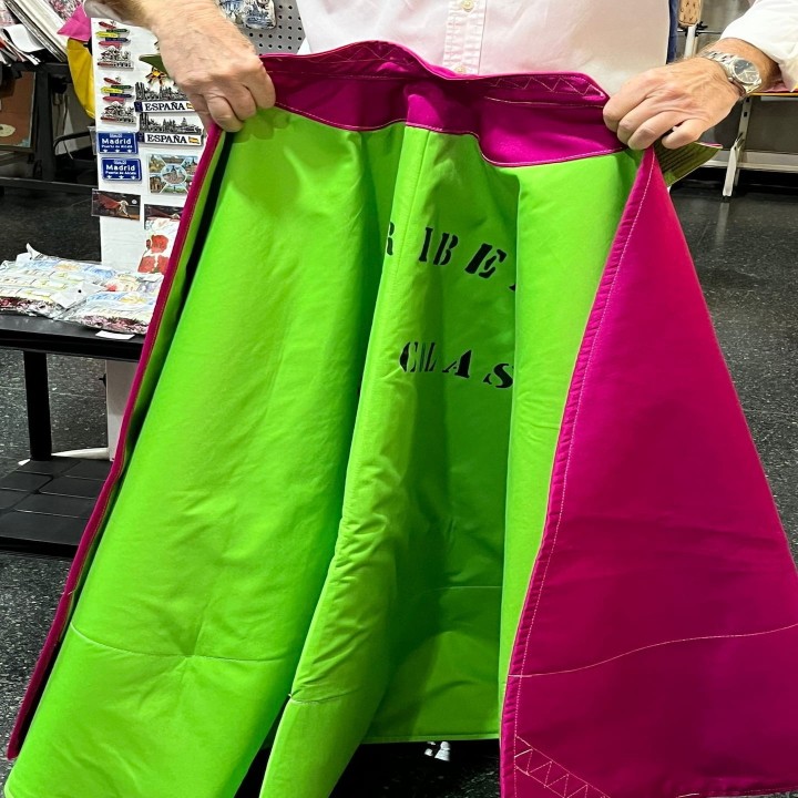 Cape de torero semi-professionnelle personnalisée, fuchsia et vert
