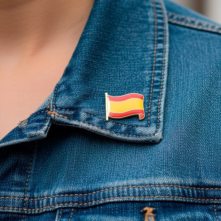 Spanish flag pin badge