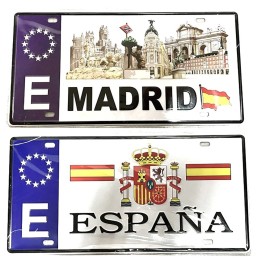 Placa de metal em forma de matrícula de Espanha e Madrid com monumentos
