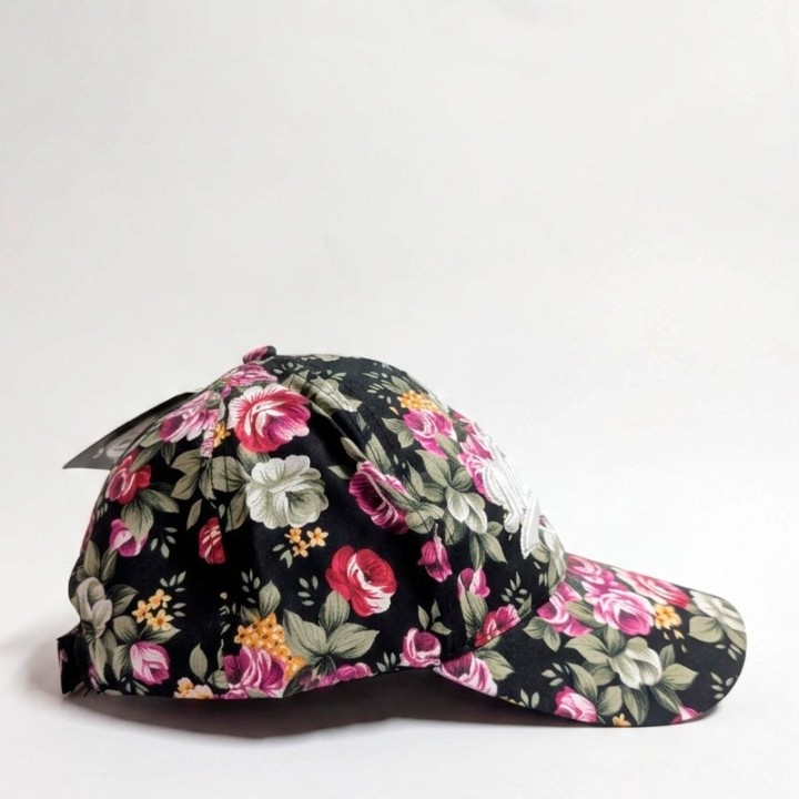 Black cap featuring the "Flores Madrid" design
