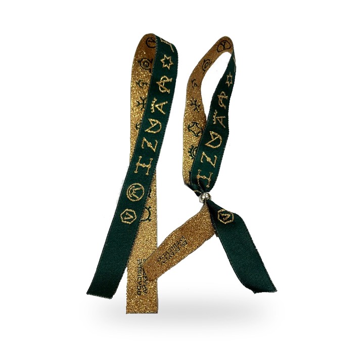 Pulseira taurina com ferros de ganadarias dourados, fita verde