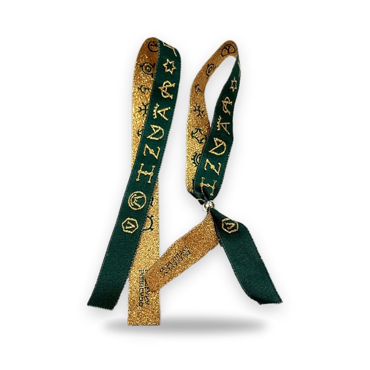Pulsera taurina con hierros ganaderos dorados, cinta verde