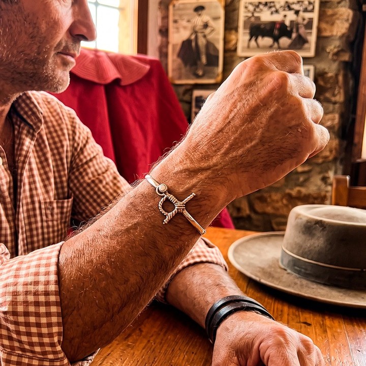 Pulseira rígida em prata com estoque de toureiro – vista 3
