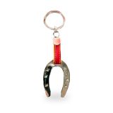 Llavero de herradura de caballo en fucsia capote