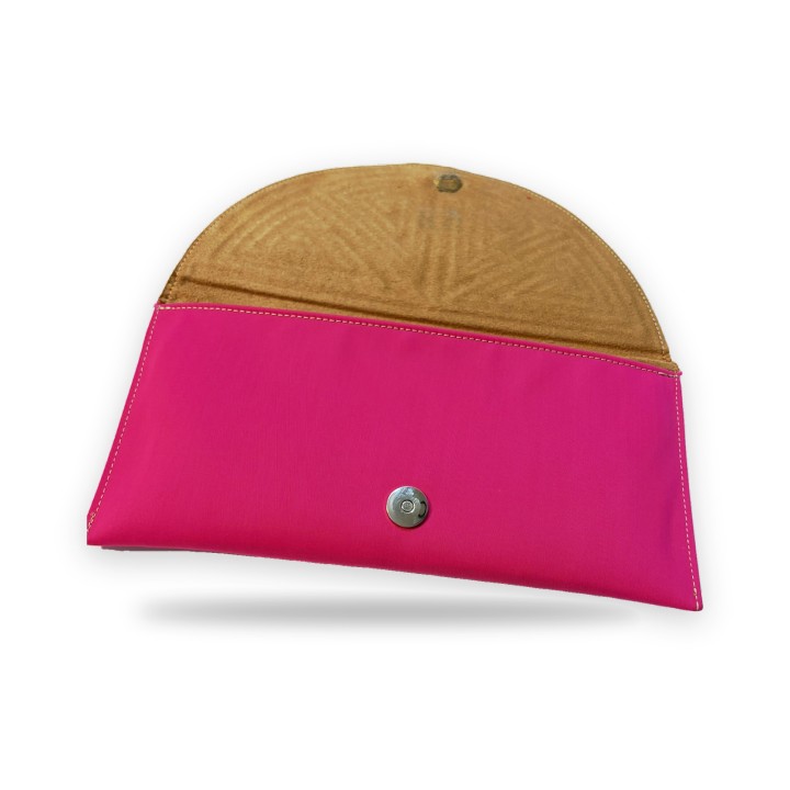Fuchsiafarbene Capote-Clutch mit bestickter Klappe