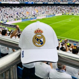 Gorra oficial del Real Madrid negra con escudo bordado
