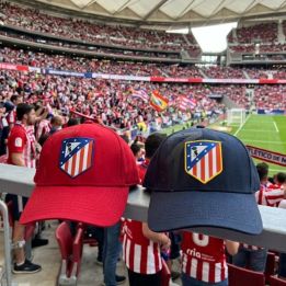 Gorra oficial del Atlético de Madrid roja con escudo bordado