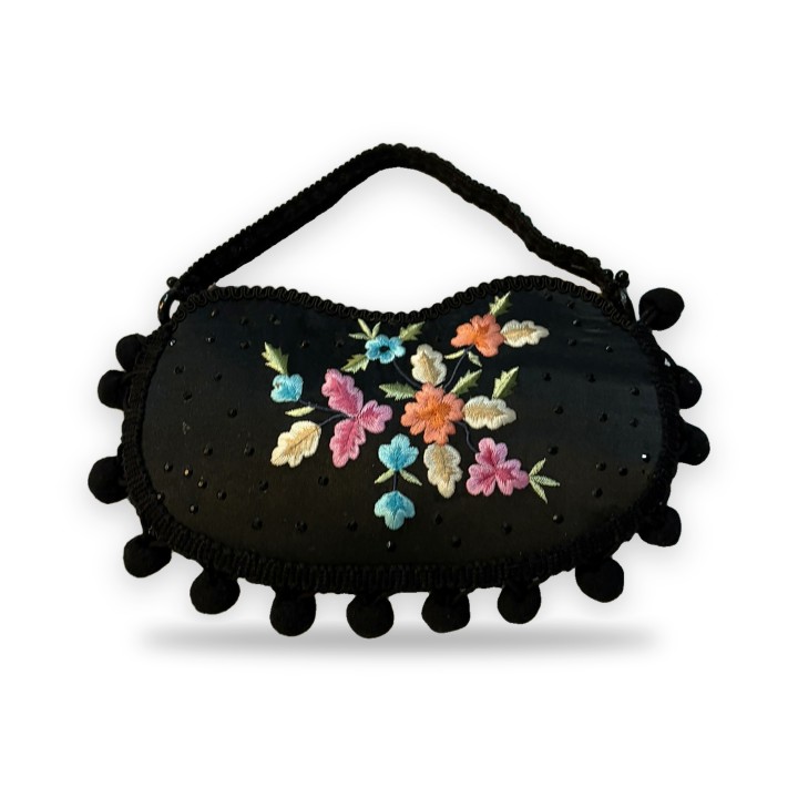 Clutch flamenca preta com flores bordadas e pompons