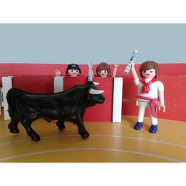 Playmobil-scale plastic bull with movable horns