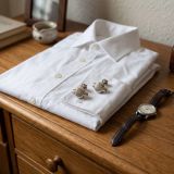 Boutons de manchette taurins en argent en forme de montera sur une chemise blanche
