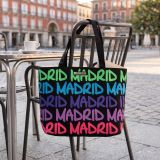 Tote bag Madrid multicolore Robin Ruth sur une terrasse de café à Madrid