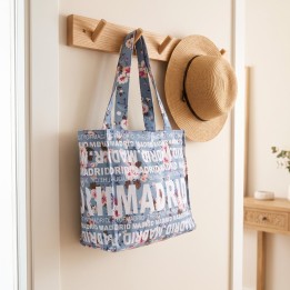 Tote bag en coton Flores Madrid Robin Ruth suspendu dans une entrée