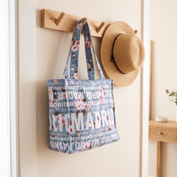 Tote bag de algodón Flores Madrid de Robin Ruth colgada en un recibidor