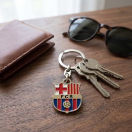 Llavero de metal con el escudo del FC Barcelona con llaves en un recibidor