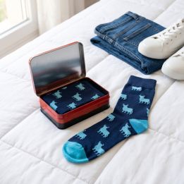 Chaussettes Taureau Osborne dans leur boîte cadeau sur un lit