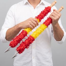 Par de banderillas de torero auténticas, en las manos de un hombre para ver su tamaño